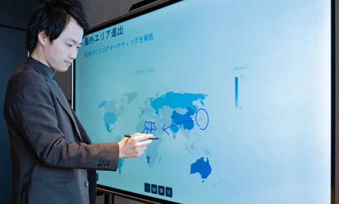 ミライタッチに専用ペンで手書きしている姿