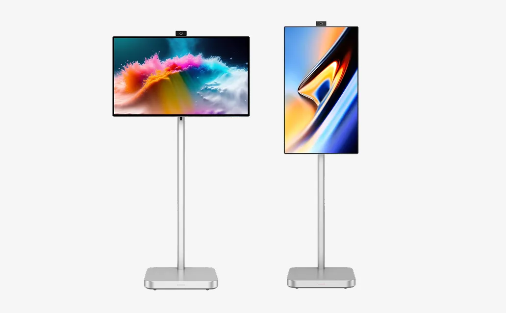 モニターがスタンドに設置され、左は横向き、右は縦向きでカラフルな映像が表示されている