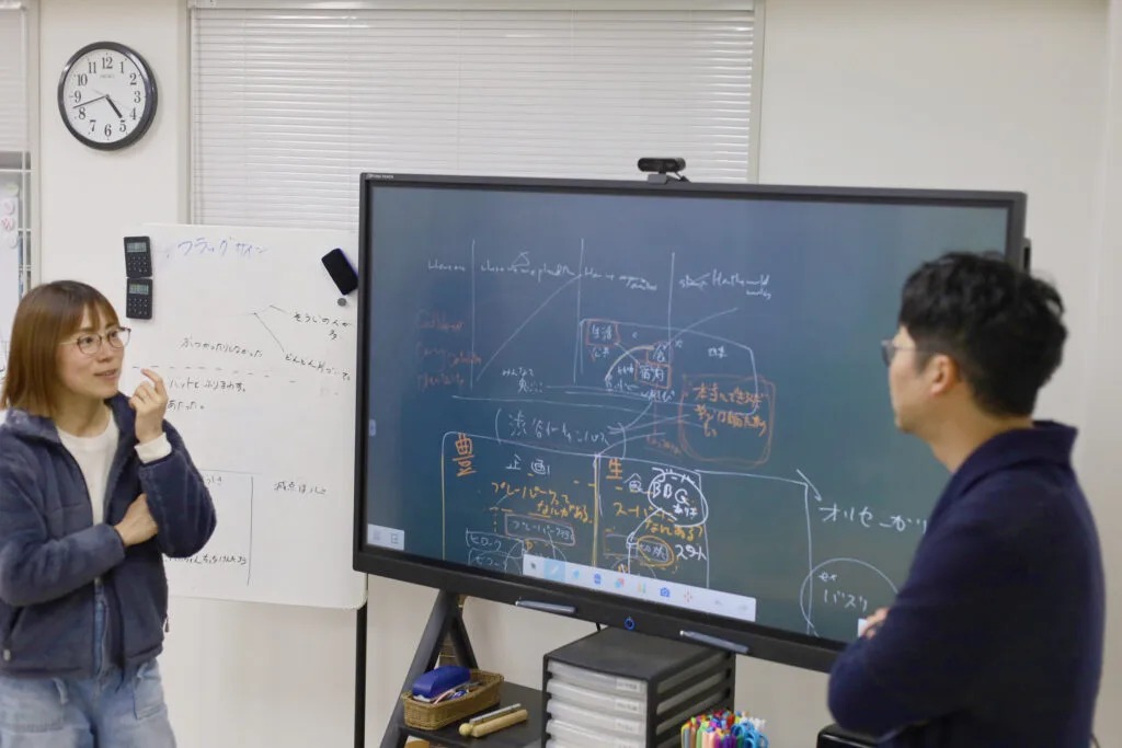 ヒロック初等部でミライタッチBiz(インタラクティブホワイトボード)を使っている様子