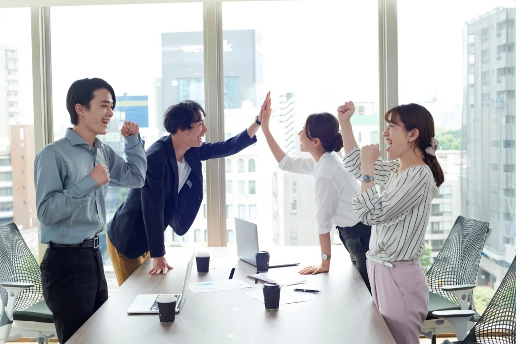 社内会議で喜んでいる様子