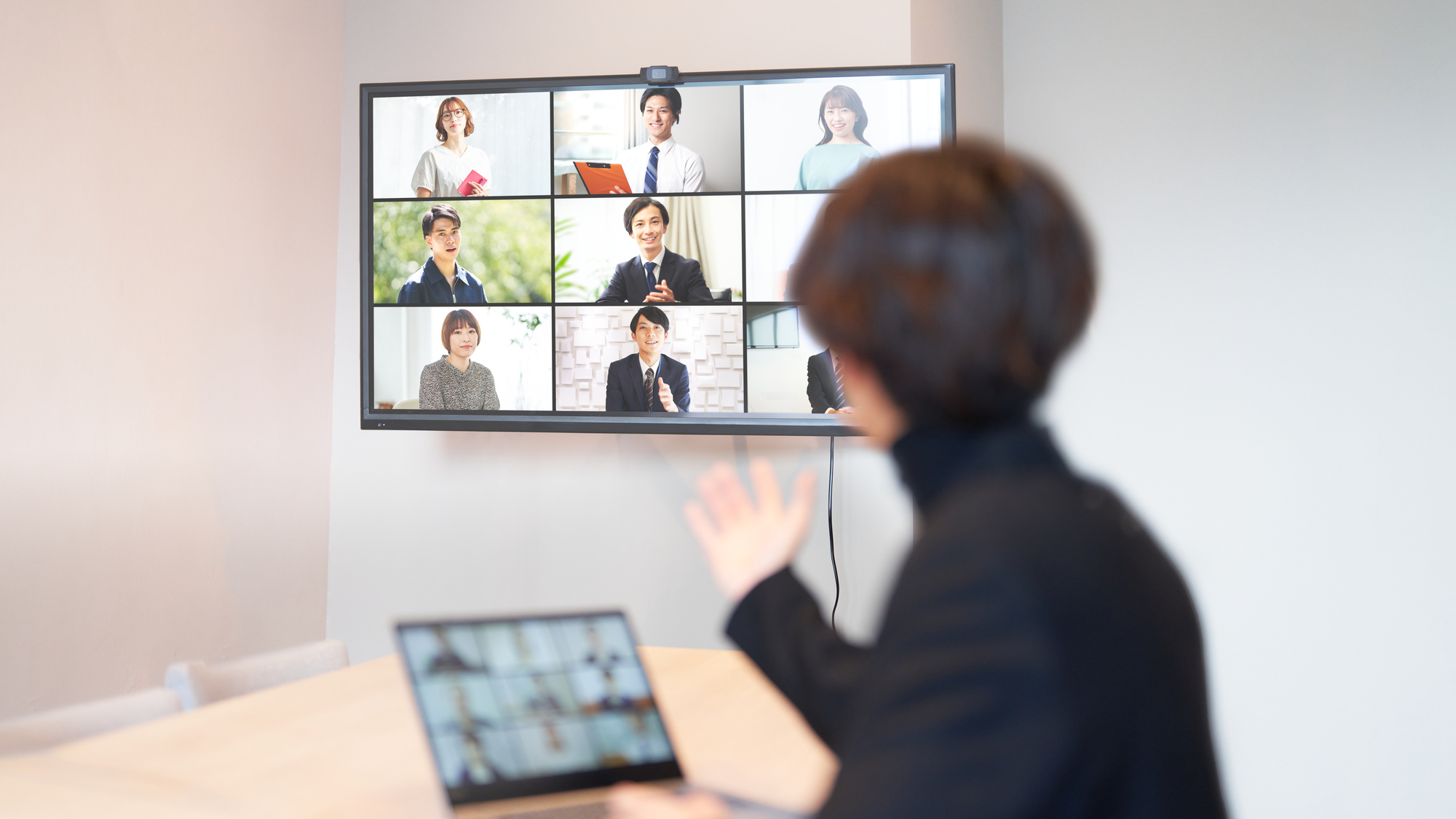 ハイブリッド会議とは？ メリット・デメリットから成功させる必須機材とやり方まで徹底解説